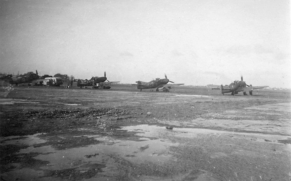Bf 109 G-5, Jagdgeschwader 300, I. Gruppe, 1. Staffel, Deutschland, weisse 1, Auf dem aufgeweichten Platz werden die Maschinen vorbereitet.
Von rechts: "w…