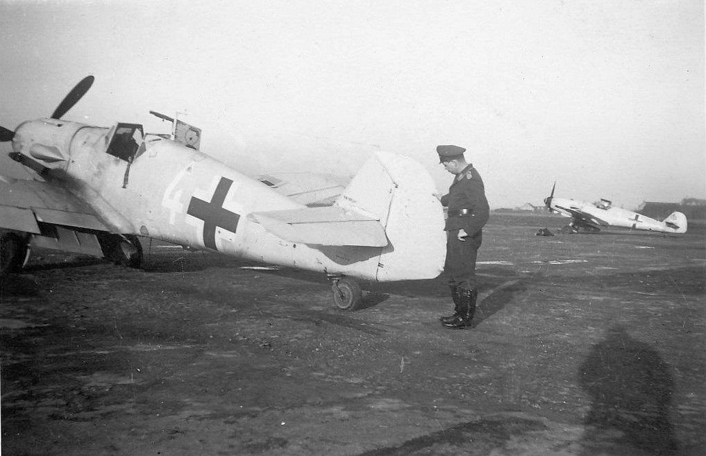 Bf 109 G-5, Jagdgeschwader 300, I. Gruppe, 1. Staffel, Deutschland, weisse 4, Beachte den typischen Kopfpanzer als Erkennungsmerkmal für die Druckkabine un…