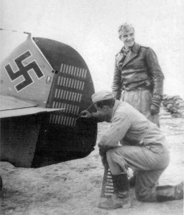 Bf 109 F-4/Z Trop, Lt. Hans-Joachim "Jochen" Marseille, Jagdgeschwader 27, I. Gruppe, 3. Staffel, Deutschland, gelbe 14, W.Nr. 8 693, Martuba (Libyen), Ort und Zeitraum: Martuba im Februar 1942. Den 50. Abschuss erzielte Marseill…