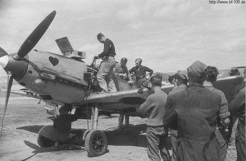 Bf 109 E-7/N, Oblt. Joachim Müncheberg, Jagdgeschwader 26, III. Gruppe, 7. Staffel, Deutschland, weisse 12, W.Nr. 3 826, Beachte die verschlossenen Öffnungen (dort waren mal MG 17 eingebaut) an der …
