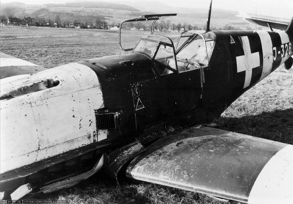 Bf 109 E-3a, unbek. A. Reber, Flieger Regiment 2, Fl Kp 15, Schweiz, J-326, W.Nr. 2 174, Thun (Schweiz), Bauchlandung am 11.04.1945 nach Fehlstart mit falscher Propellersteigung in T…