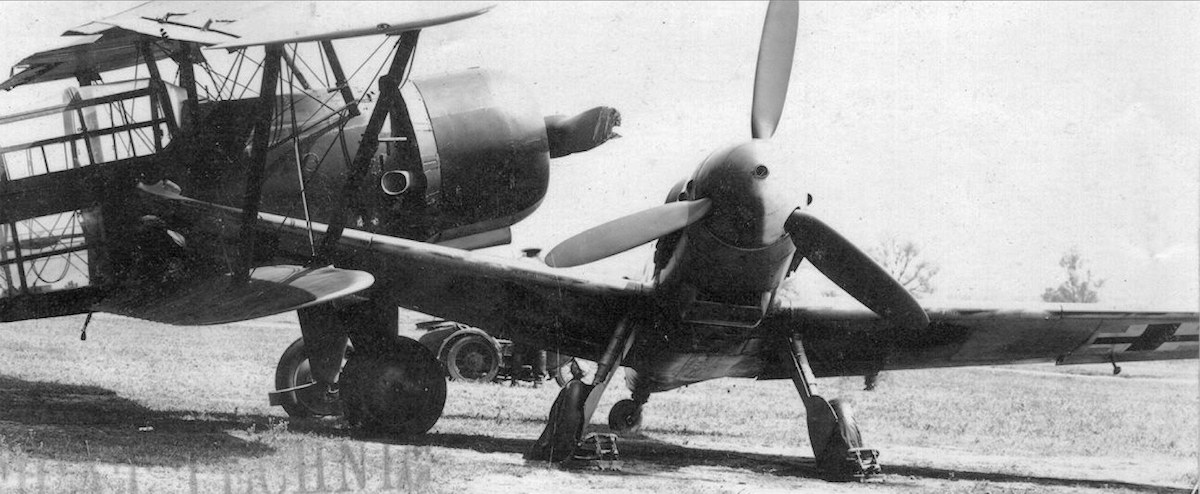 Bf 109 G-6/R2, Nahaufklärungsgruppe 14, 2. Staffel, Deutschland, schwarze 6, W.Nr. 161 571, Bacău (Rumänien), Gheraesti/Bacau (Rumänien), 24.06.1944. Die abgestellte Maschine wurde bei ei…