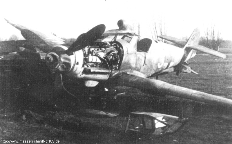 Bf 109 K-4, Jagdgeschwader 77, Deutschland, weisse 3, Neuruppin (Deutschland), Ort: Neuruppin
Landezusammenstoß mit der 109 von Uffz. Wolfgang Schulze (unt…