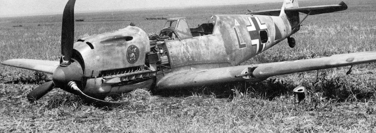 Bf 109 E-7, Schlachtgeschwader 1, I. Gruppe, 2. Staffel, Deutschland, schwarzes L, Am Rumpf sieht man das Infanterie-Sturmabzeichen. Die Spitze der Propellerhau…