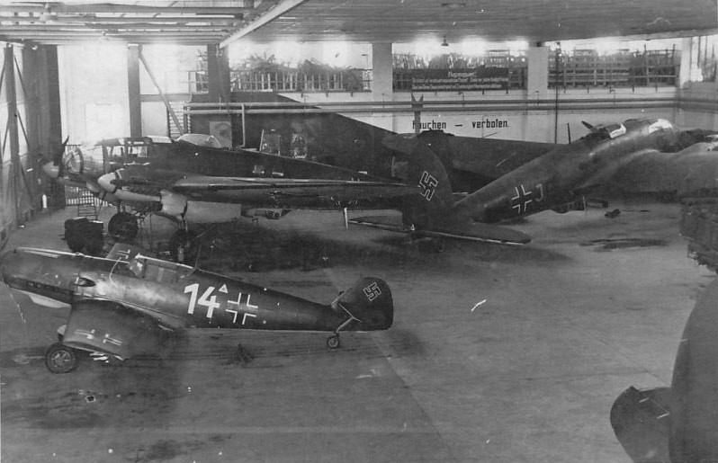 Bf 109 E-3, Deutschland, weisse 14, Abstellung in einer Flugzeughalle zusammen mit Heinkel He 111.