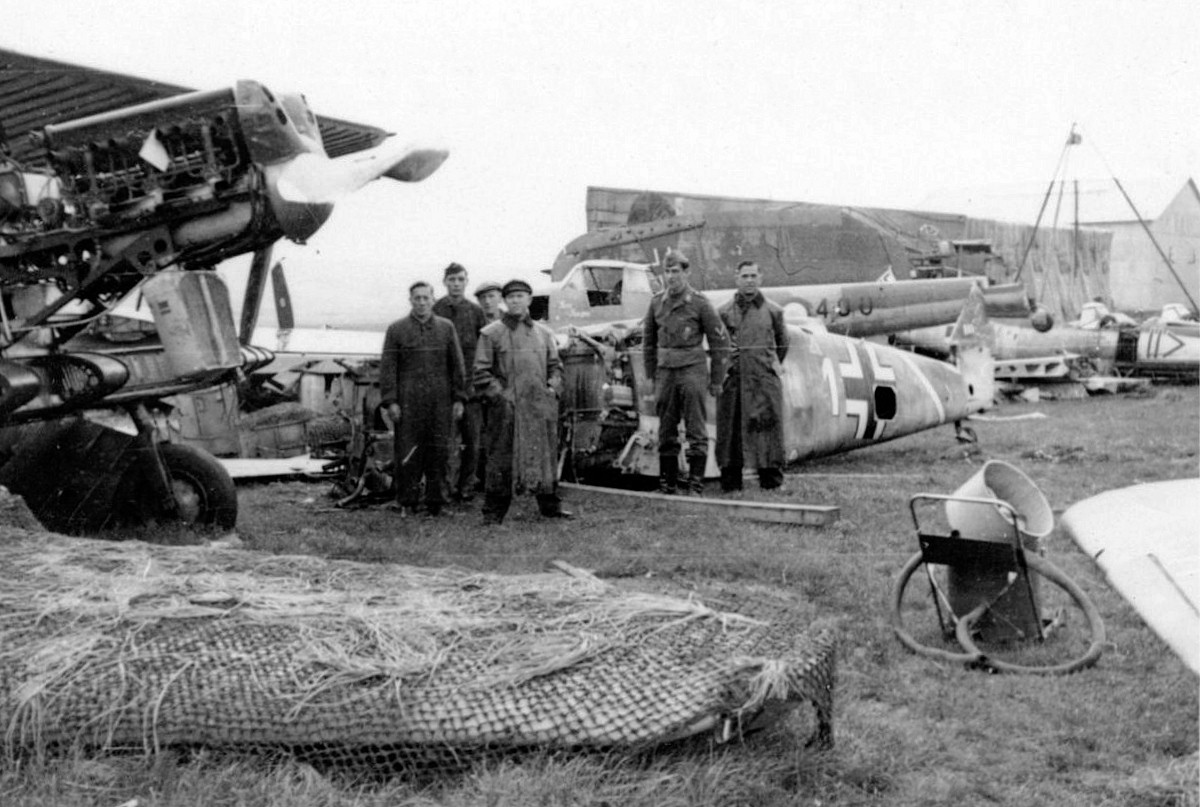 Bf 109 E-4, Oblt. Karl-Wolfgang Redlich, Jagdgeschwader 27, I. Gruppe, 1. Staffel, Deutschland, weisse 1, W.Nr. 5 294, Auxerre (Frankreich), Zwei Emil Wracks zusammen mit Wracks französischer Maschinen, vermutlich am F…