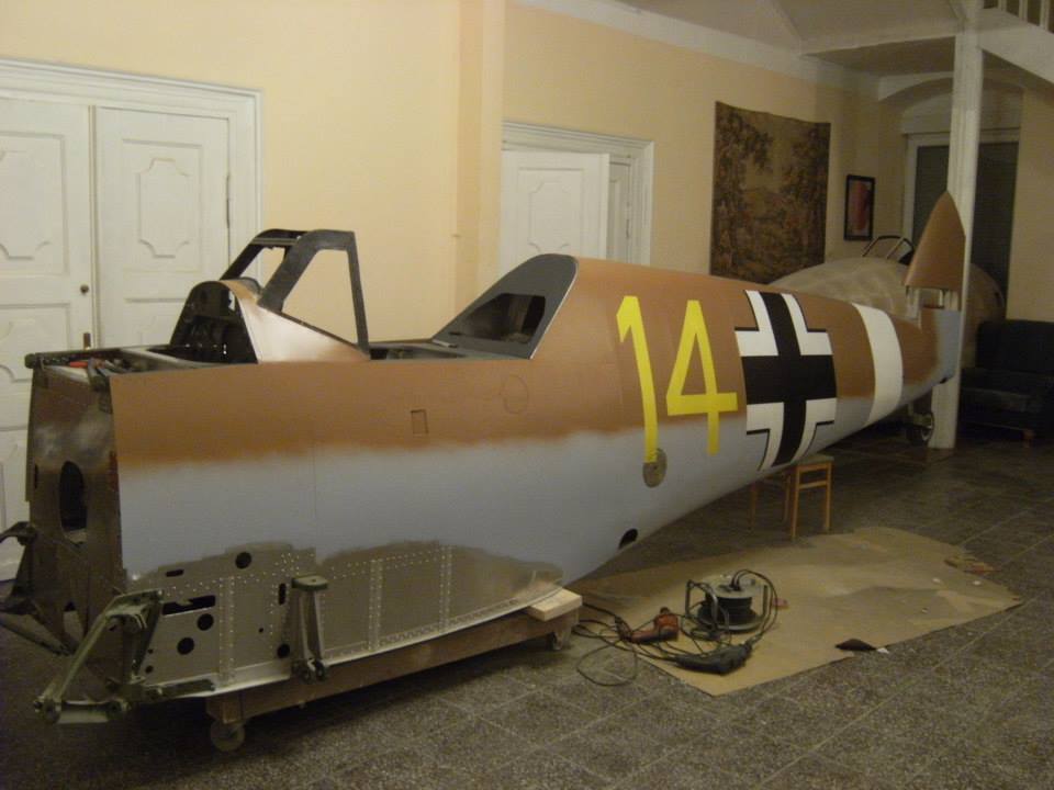 Bf 109 G-2 trop, Deutschland, gelbe 14, Statischer Nachbau aus Metall und einigen Originalteilen in Frankreich.