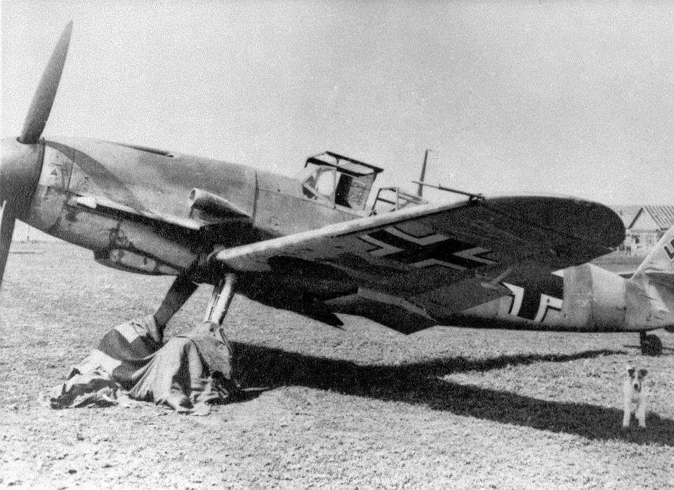 Bf 109 F, Deutschland, Unter der Tragfläche sieht man noch die schlecht übermalten Buchstaben vom St…