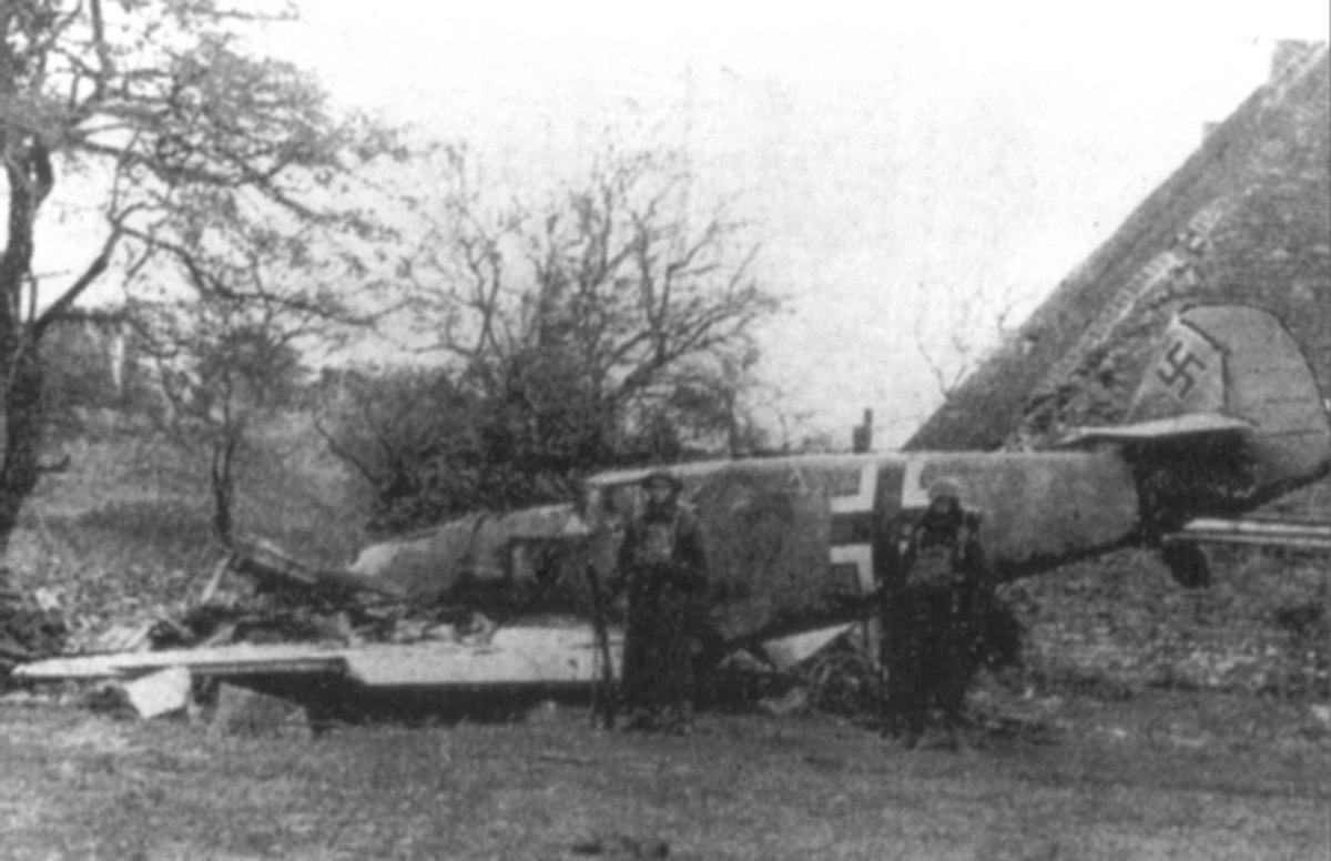 Bf 109 E-3, Uffz. Heinz Wolf, Jagdgeschwader 26, I. Gruppe, 2. Staffel, Deutschland, rote 2, W.Nr. 1 289, Udimore (England), Das Foto entstand Ende 1940. Der Flugzeugführer musste am 28.11.1940 bei Udim…