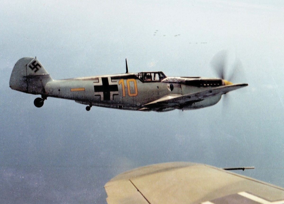 Hispano Aviacion H.A. 1112 M-1-L, Deutschland, gelbe 10, Das Foto entstand bei den Dreharbeiten zum Film "The Battle of Britain" 1968.