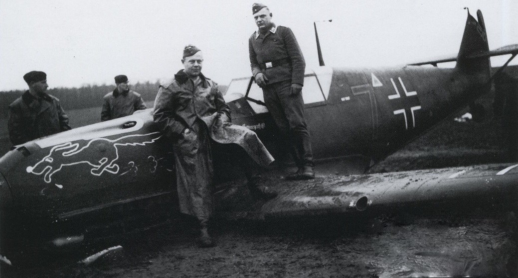 Bf 109 E-1, Jagdgruppe 101, 3. Staffel, Deutschland, gelbe 7, Auf der Motorhaube sieht man das Staffelabzeichen der 3./JGr. 101. Am Rumpf u…