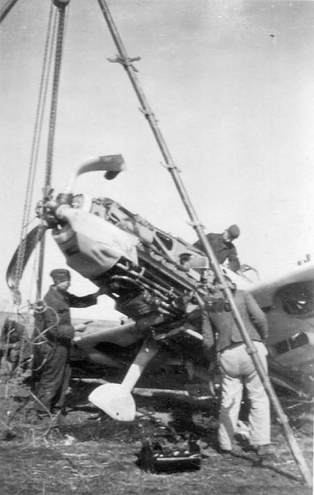 Bf 109 E, Deutschland, schwarze 4, Diese auf dem Bauch gelandete Maschine wird für den Abtransport wieder auf ih…