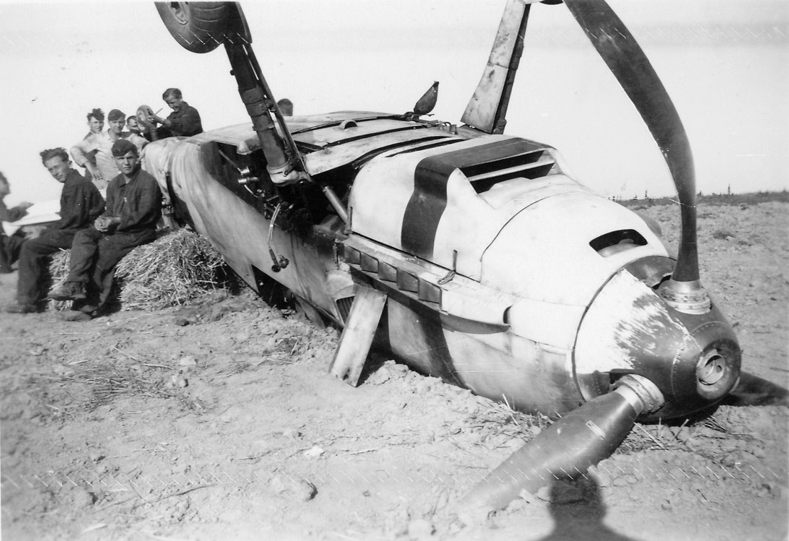 Bf 109 E, Jagdgeschwader 53, Deutschland, An der Motorhaube sieht man das rote Band.
Die Tragflächen sind bereits für …