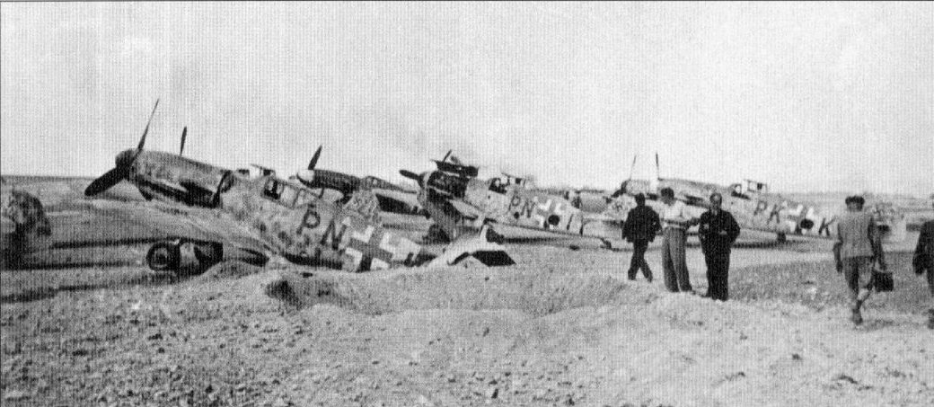 Bf 109 G-6, Deutschland, Stammkennzeichen, Bombentrichter zwischen neuen Maschinen, vermutlich bei WNF.