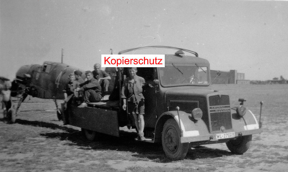 Bf 109 E, Jagdgeschwader 2, Deutschland, gelbe 4, Eine geborgene Emil wird mit einem Fross-Büssing LKW abtransportiert.