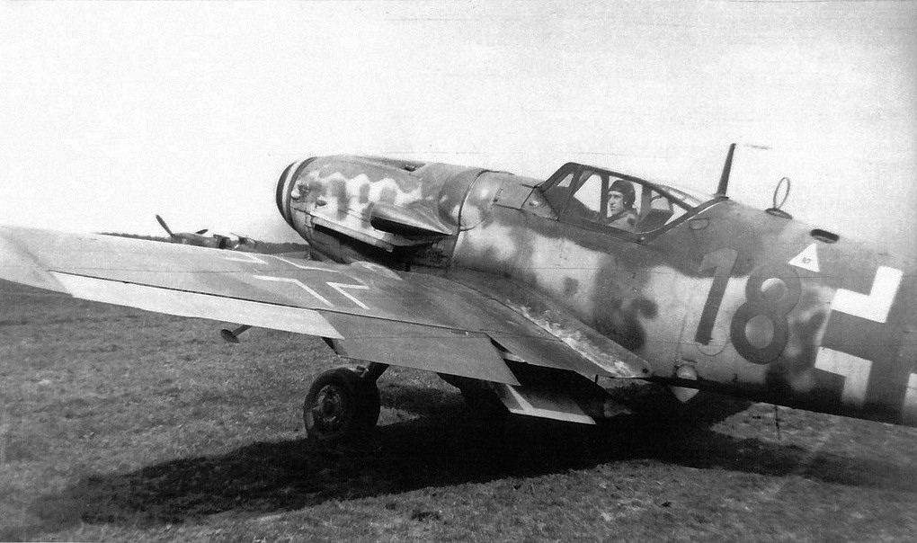 Bf 109 G-6, Uffz. Otto Leisner, Jagdgeschwader 300, I. Gruppe, 2. Staffel, Deutschland, rote 18, Bad Wörishofen (Deutschland), Die Aufnahme soll am 05.08.1944 in Bad Wörishofen enstanden sein. Die Angaben…