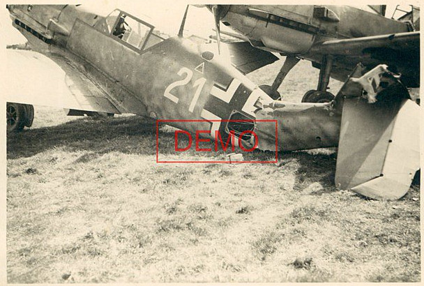 Bf 109 E, Jagdfliegerschule 5, 5. Staffel, Deutschland, weisse 21, Bernay (Frankreich), Die hohe Kennung deutet auf eine Schuleinheit hin.

Möglicherweise handelt …
