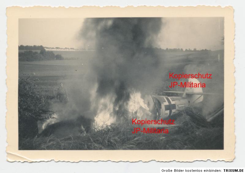 Bf 109 E-3, Lt. Rudolf Heymann, Jagdgeschwader 3, II. Gruppe, 4. Staffel, Deutschland, weisse 13, W.Nr. 862, Cavillon (Frankreich), Das Foto wurde bei Piguignüg (oder so ähnlich) südlich von Cavillon aufgenomm…