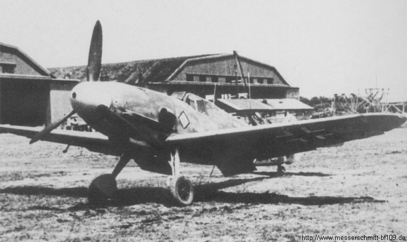 Bf 109 F-4, Jagdgeschwader 52, III. Gruppe, 7. Staffel, Deutschland, weisse 7, Beachte die zusätzliche Panzerscheibe am Windschutzaufbau.