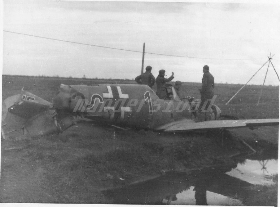 Bf 109 F-4/Z, Oblt. Max-Hellmuth Ostermann, Jagdgeschwader 54, III. Gruppe, 8. Staffel, Deutschland, schwarze 1, W.Nr. 13 088, Tschudowo (Sowjetunion), Die Maschine ging am 10. Mai 1942 zu 90% zu Bruch, als der Staffelkapitän an …