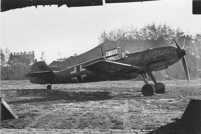 Bf 109 E, Jagdgeschwader 26, Ergänzungsgruppe, 1. Staffel, Deutschland, Wevelgem (Belgien), Wevelghem im Herbst 1941. Dort lag die Staffel vom Oktober - Dezember 1941.
…