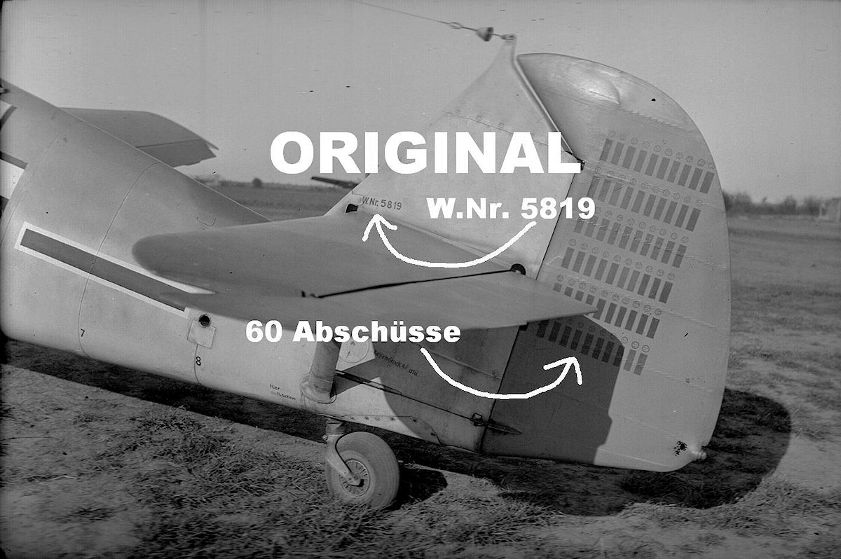 Bf 109 E-4/N, Oberstlt. Adolf "Dolfo" Galland, Jagdgeschwader 26, Stab, Deutschland, Winkel Strich, W.Nr. 5 819, Am Seitenruder sind 60 Abschussbalken aufgemalt.
Den 60. Abschuss erzielte G…