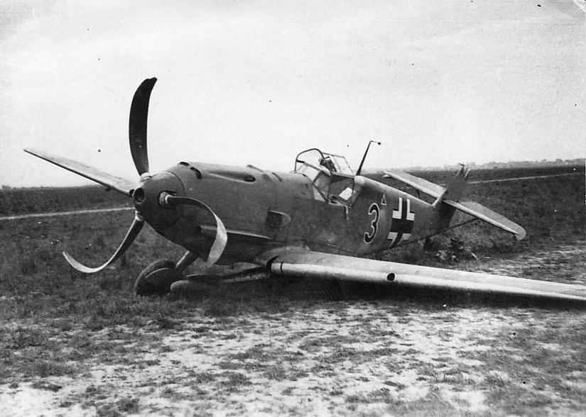 Bf 109 E-1, Jagdgeschwader 52, I. Gruppe, 2. Staffel, Deutschland, schwarze 3, Fahrwerkschaden und abschließende Bodenberührung der Luftschraubenblätter mit…