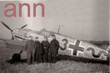 Bf 109 E, Jagdgeschwader 52, III. Gruppe, 8. Staffel, Deutschland, schwarze 3, Auf der Motorhaube befindet sich das Gruppenzeichen der III./JG 52.