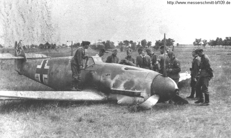 Bf 109 F-2, Deutschland, keine, Die Bauchlandung erfolgte mit stehender Luftschraube. Das ist daran zu erkenn…
