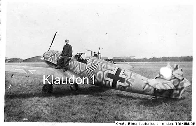 Bf 109 E, unbek. Dietrich Hrabak, Jagdgeschwader 54, I. Gruppe, Stab, Deutschland, Doppelwinkel, Dem Anstrich nach dürfte es sich um eine Maschine vom JG 54 handeln, mögliche…