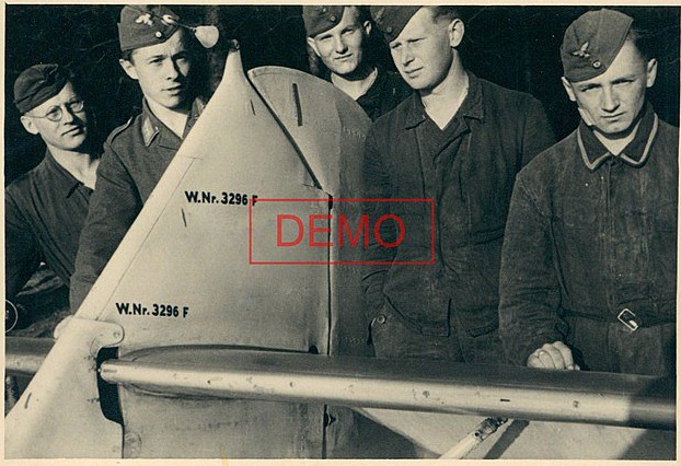 Bf 109 E-1, Fw. Ernst Biegert, Jagdgeschwader 26, I. Gruppe, 2. Staffel, Deutschland, rote 13, W.Nr. 3 296, Das "F" hinter der Werknummer bedeutet, dass die Maschine bei den Fieseler We…