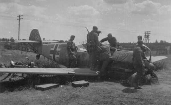 Bf 109 E, Jagdgeschwader 27, III. Gruppe, 8. Staffel, Deutschland, schwarze 12, Bauchlandung irgendwo an der Ostfront. Die Maschine ist mit einem breiten gel…