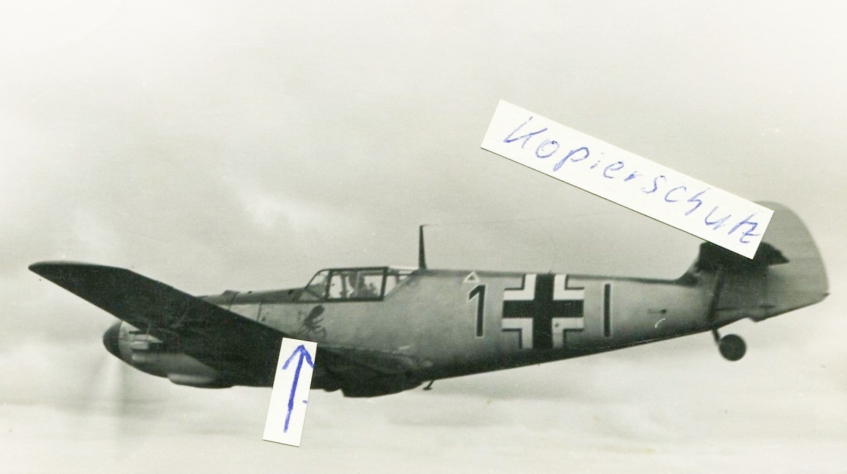 Bf 109 E, Oblt. Wilhelm Gäth, Jagdgeschwader 3, III. Gruppe, 8. Staffel, Deutschland, schwarze 1, Das Foto war rückseitig beschriftet mit:
-- Meine "Mühle" auf dem Flug zum "…